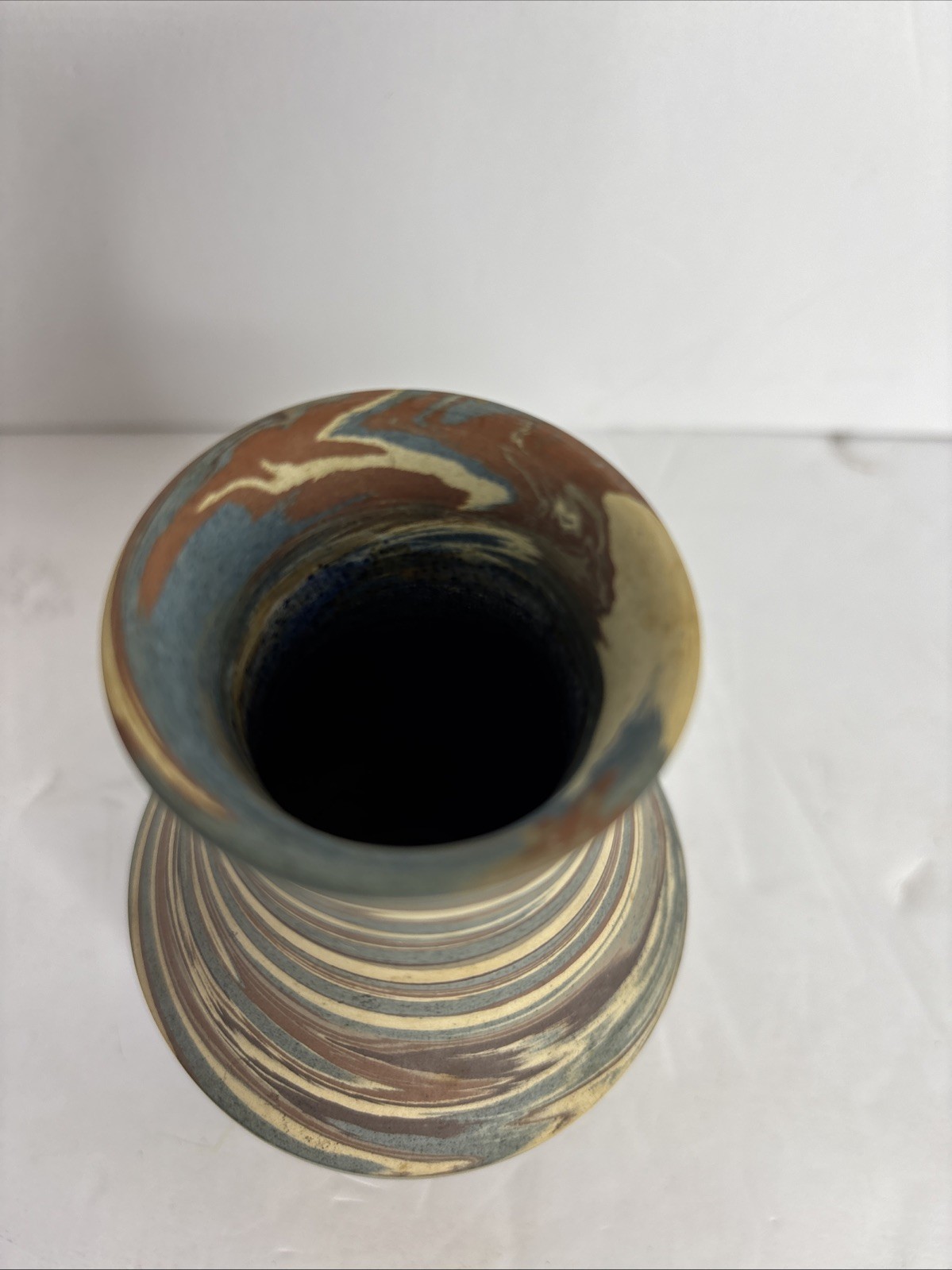 EARLY (1910- 1915) NILOAK 4 1/4” TALL FIVE COLOR MISSION SWIRL VASE BOTTOM STAMP