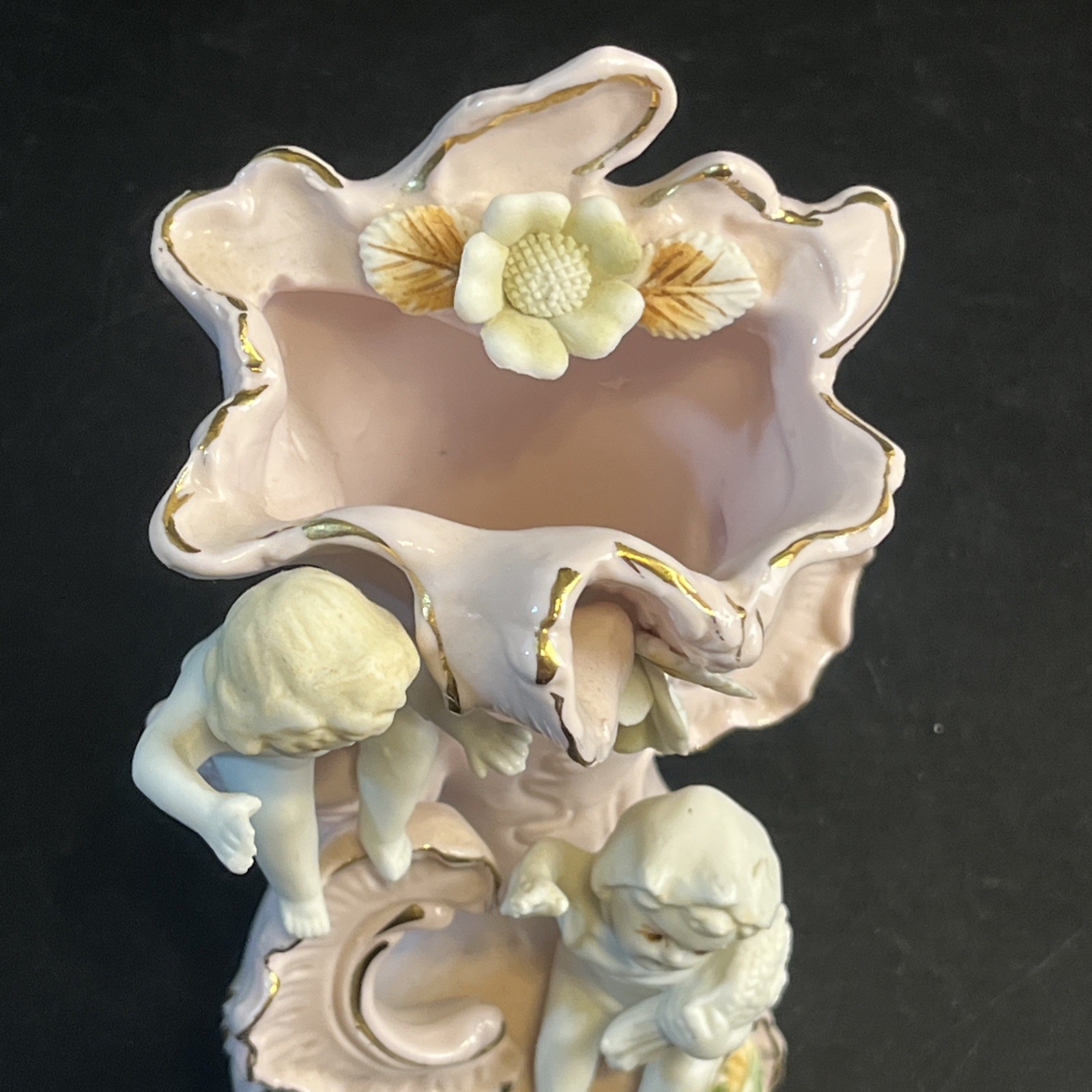 Vtg Pink Ceramic White Cherub Angels Bow Ribbon Pottery Vase Gold Trim 7″ Floral