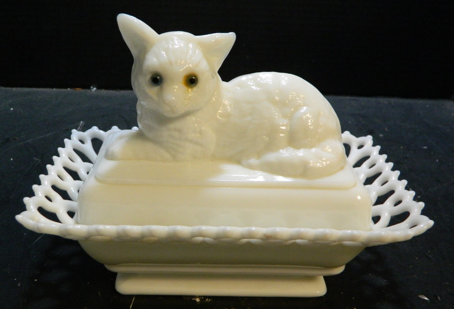 Vintage Westmoreland Milk Glass Cat On Lace Basket Blue Eyes Excellent 5.25″x8″