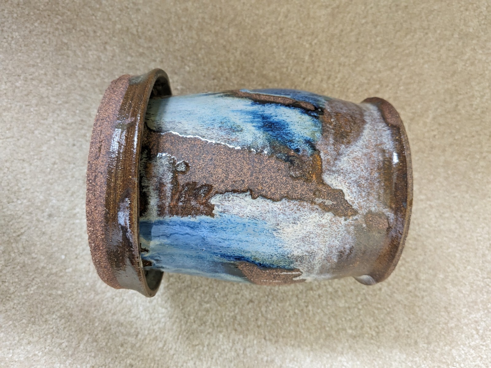 Beautiful piece of rustic pottery, signed but can not distinguish the name