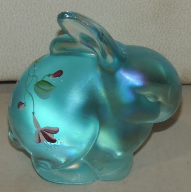 FENTON CELESTE BLUE IRIDIZED BUNNY FIGURE HAND PAINTED BY P LAUDERMAN 3 3/8″
