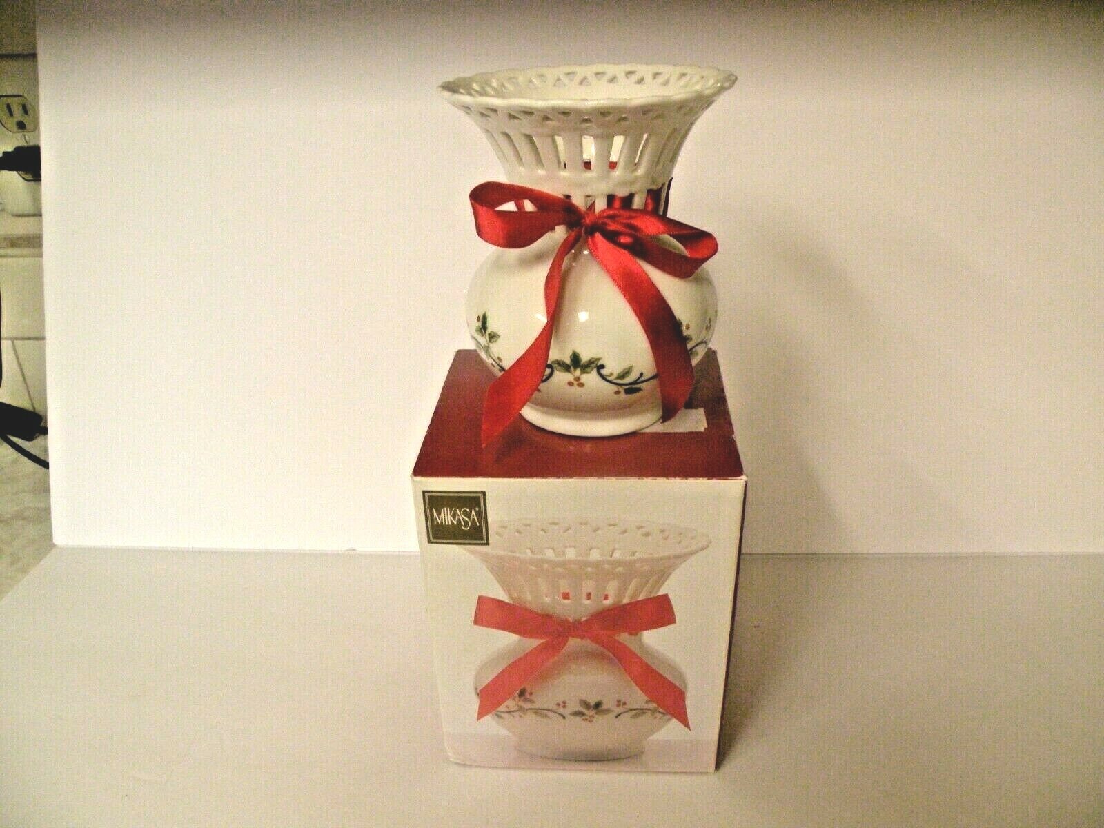 80’s MIKASA HOLIDAY LACE VASE RL050 CHRISTMAS HOLLY RED RIBBON ORIGINAL BOX