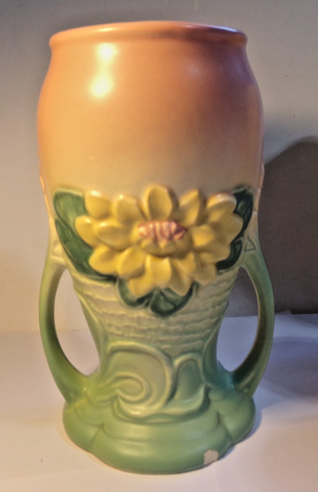 Hull Art Pottery WATER LILY 1940s Vintage Double Handle Vase L-9 8.5″ CHIPPED!