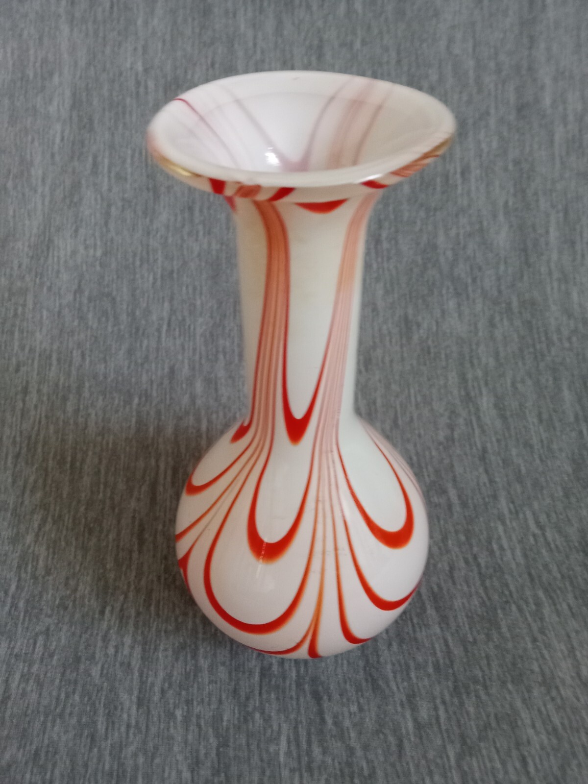 HAND BLOWN WHITE ORANGE / RED SWIRL VASE 8 3/4 IN TALL GOOD CONDITION