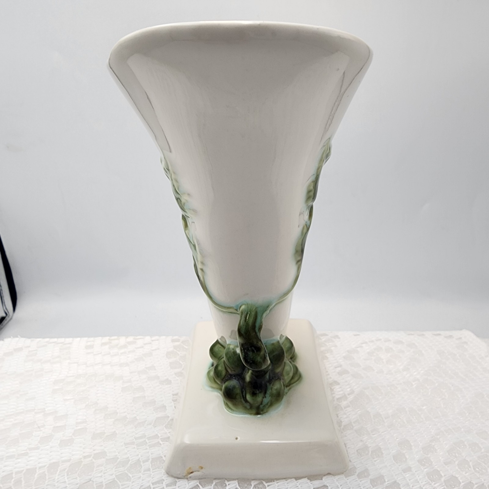 Beautiful Tokay USA Grapevine Cornucopia Vase 6.5 In High Vintage