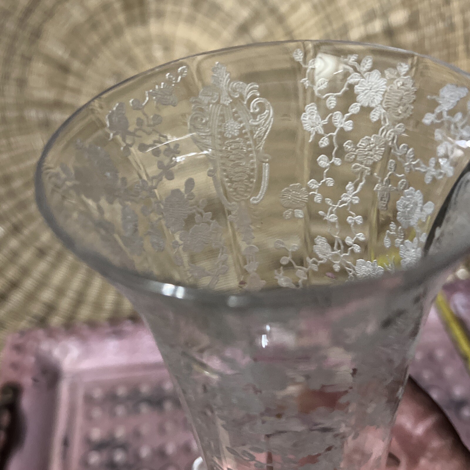 CAMBRIDGE GLASS ROSE POINT CRYSTAL #1233 10″ KEYHOLE FOOTED BLOWN ETCHED VASE