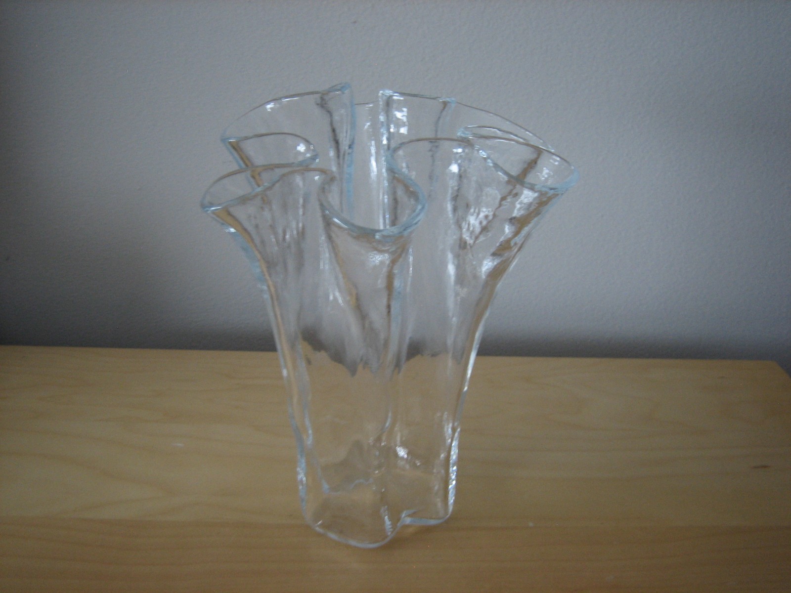 VINTAGE EVA MUURLA FINLAND RUFFLED 8” HANKERCHIEF GLASS BLOWN VASE