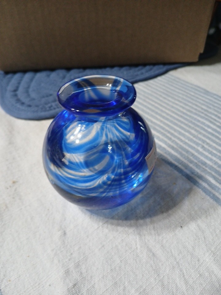 VTG Metropolitan Museum Of Art Blue Swirl Art Glass Blown Bud Vase 3″