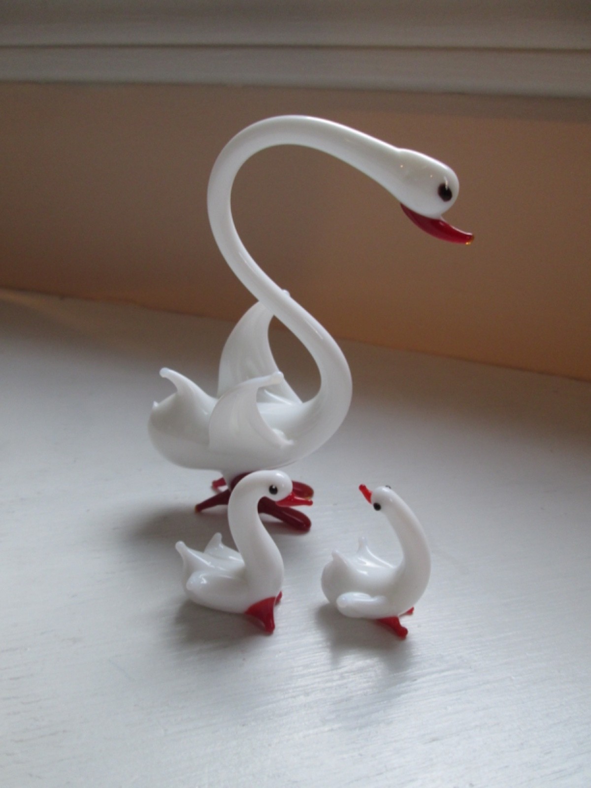 Vintage Art Beautiful Satin White Blown Glass Swan Figures Mother & 2 Young