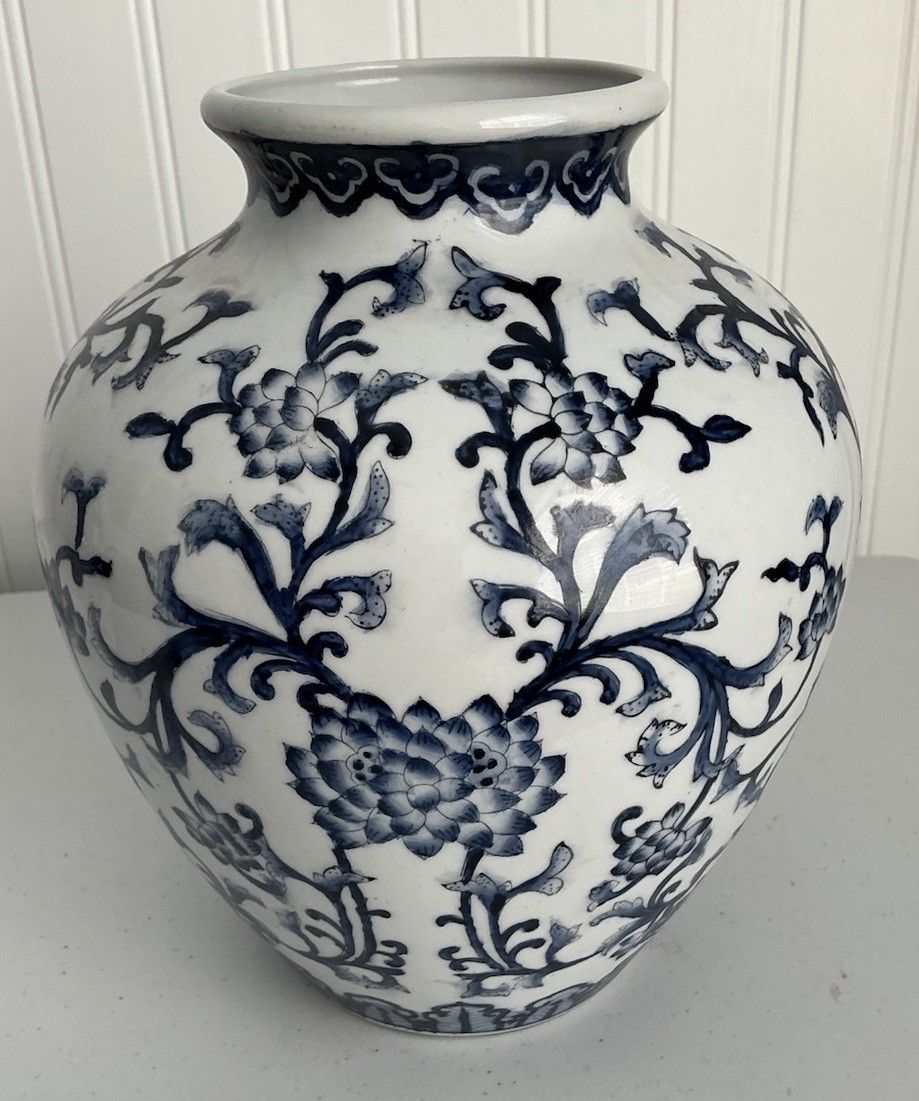 BLUE AND WHITE CERAMIC VASE POTTERY