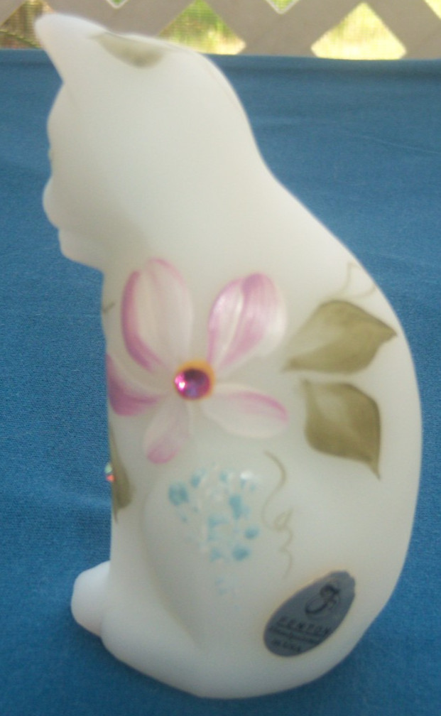 FENTON HB & HP WHITE OPAL SATIN 4″ GROOMING CAT w/CRYSTALS 4″c. 1960’s