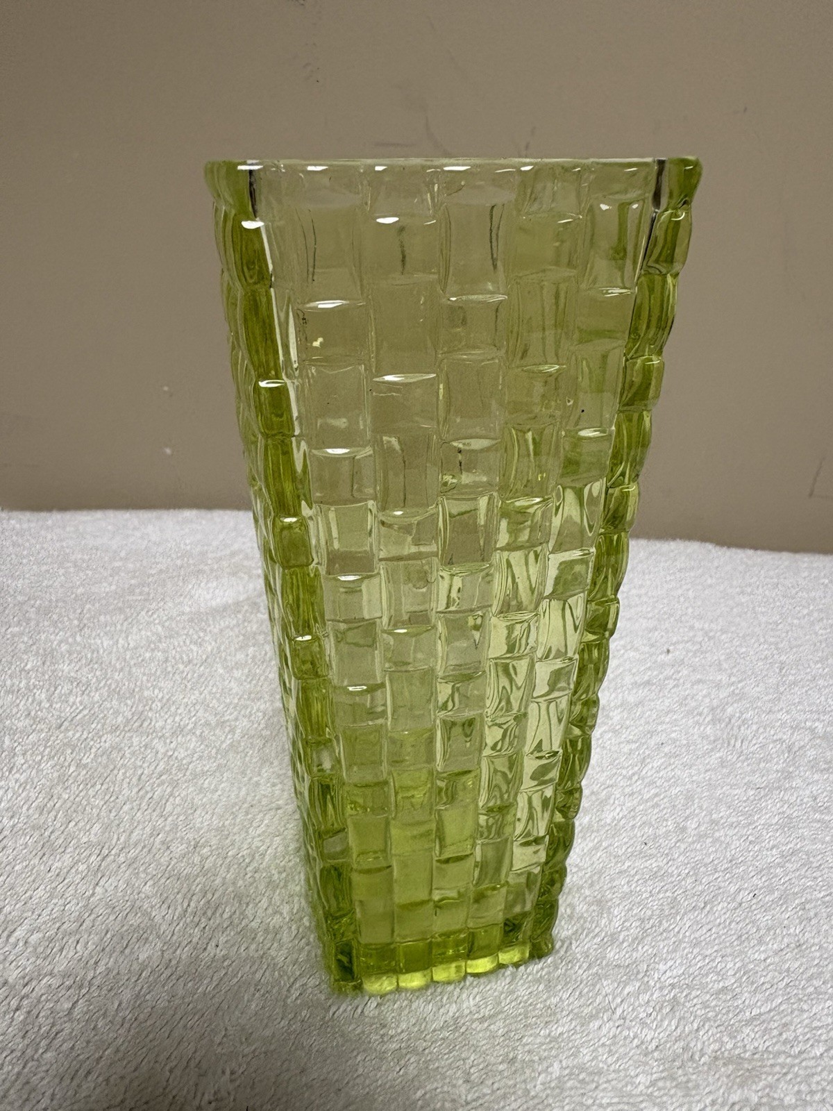 VINTAGE 🔥 1960s Light Green Glass Basket Weave Vase 7” Tall Mid Century Decor