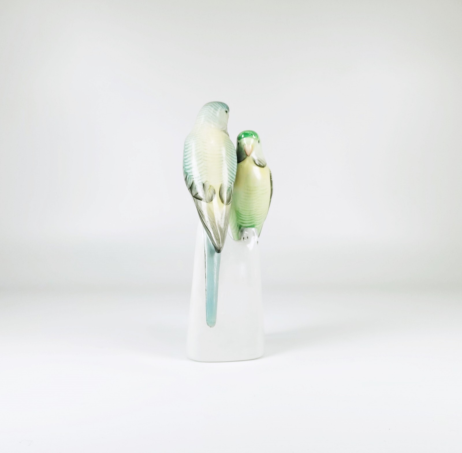 HOLLÓHÁZA, A PAIR OF BUDGERIGAR BIRDS, HANDPAINTED PORCELAIN FIGURINE ! (D017)