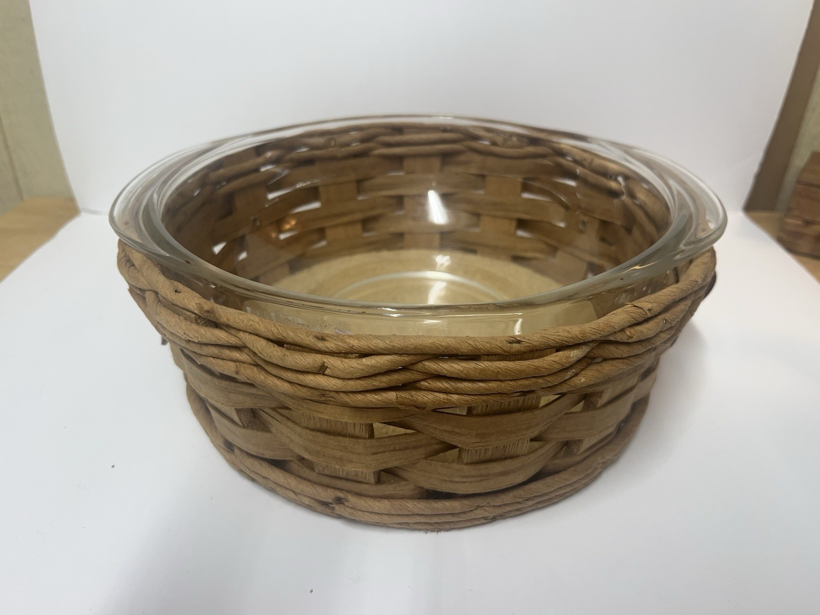 Pyrex Round 2qt Glass Bowl Insert Woven Wood Basket w/ leather Handles,
