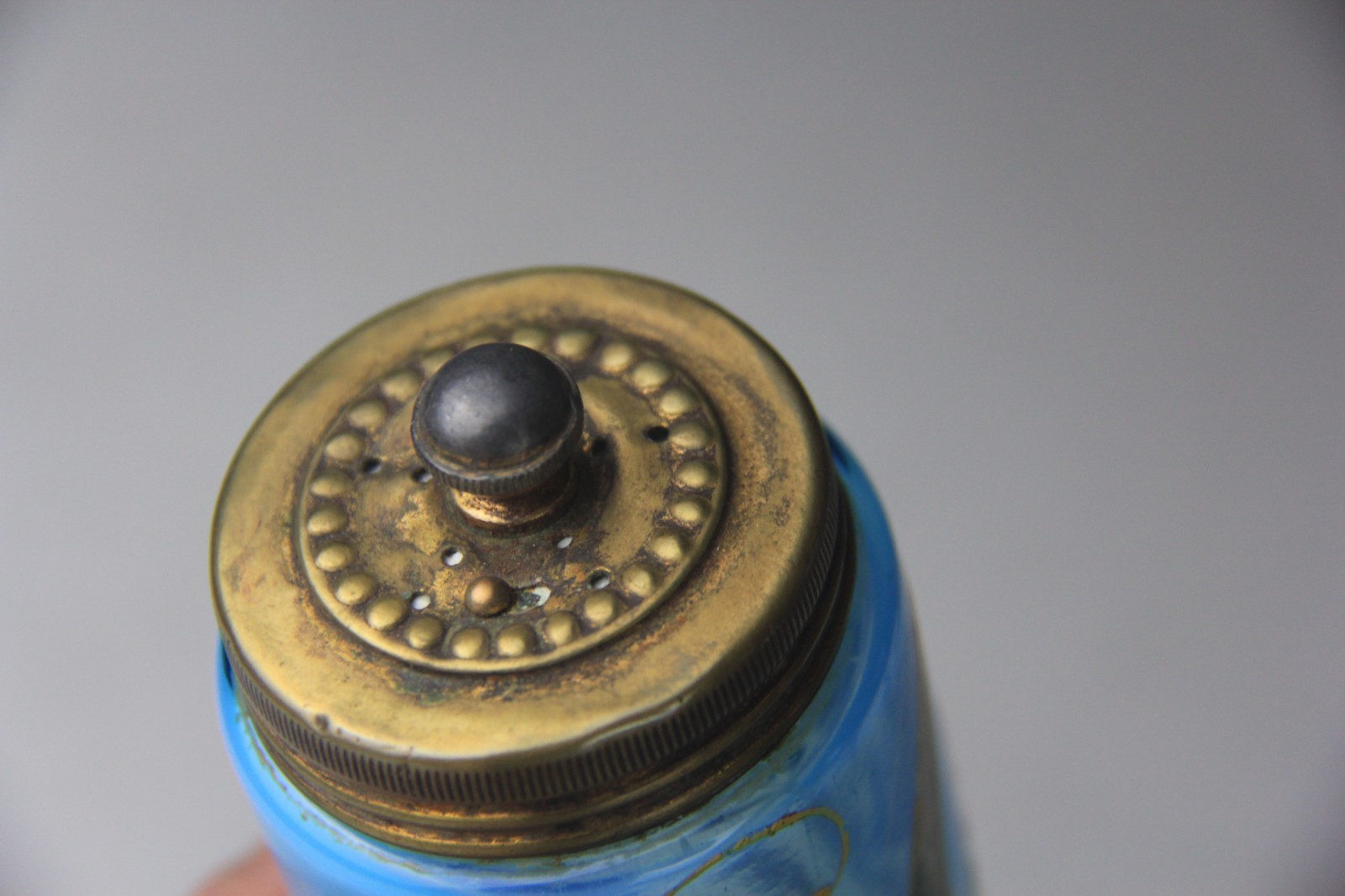 ANTIQUE VICTORIAN BLUE GLASS HAND ENAMELED FLORAL SCENT BOTTLE W/ METAL LID