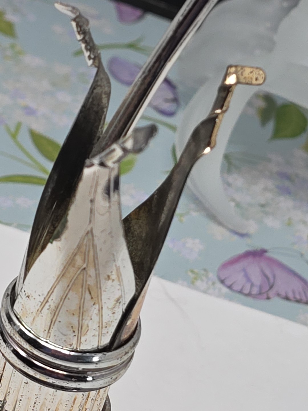 Vtg Oneida Amaryllis Frosted Lily Blown Glass Bud Vase w Silver Plate Base 15″