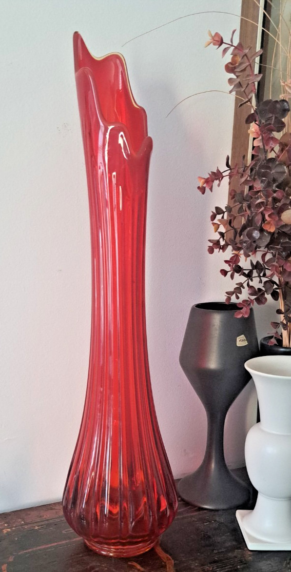 Mid Century L.E. Smith Simplicity Red Amberina 25″ Swung Art Glass Stretch Vase