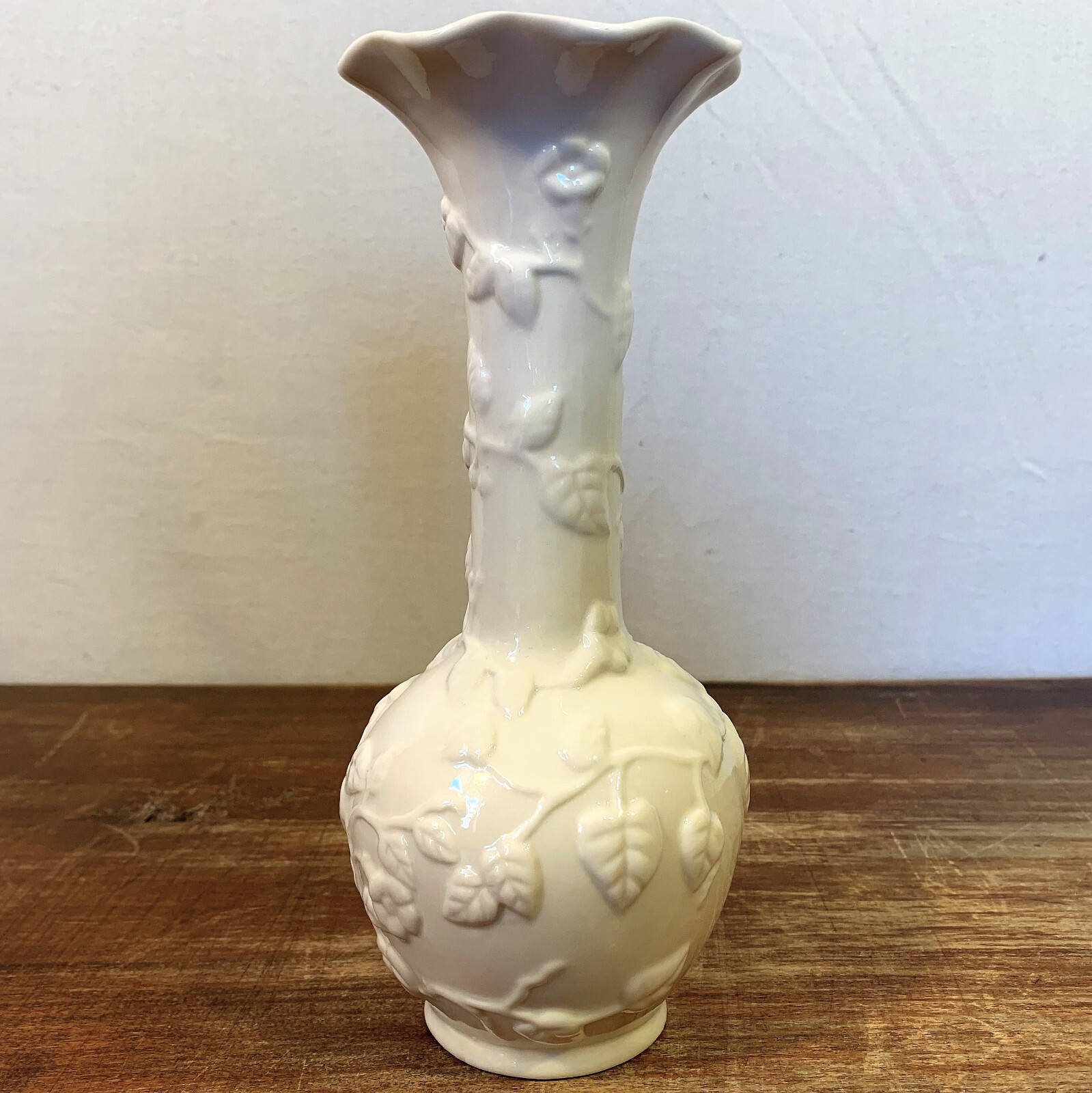 Raised Relief Embossed Ivy Vine White Ceramic 8″ Bud Vase Fluted Floral Flower