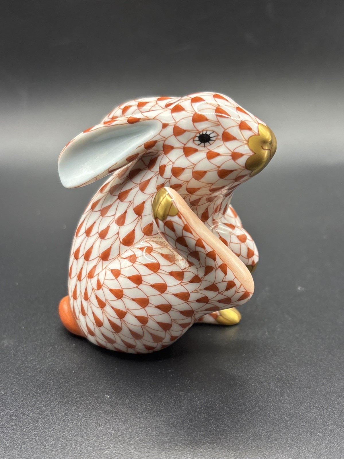 HEREND RUST RED FISHNET SCRATCHING RABBIT – 15387 VH A94 Pristine