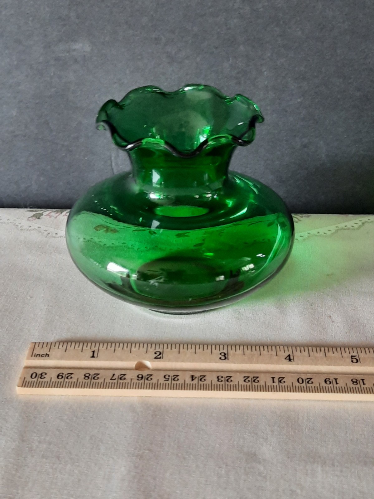 Green Glass Decorative Vase Ruffled Pattern Approx 4″ x 5″ Glossy Finish