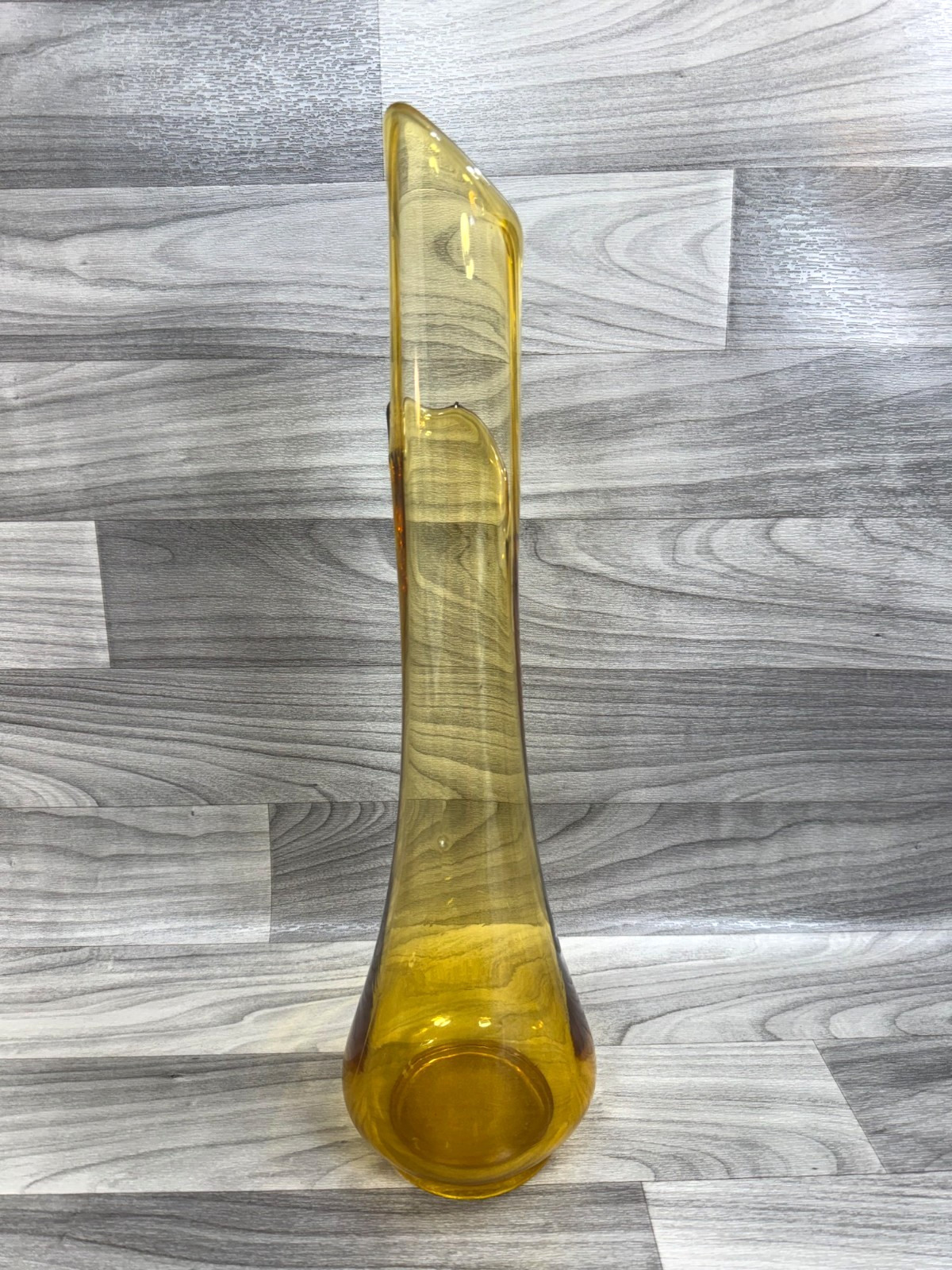 L.E. SMITH AMBER SMOOTHIE 19.5″ SWUNG VASE YELLOW AS IS READ