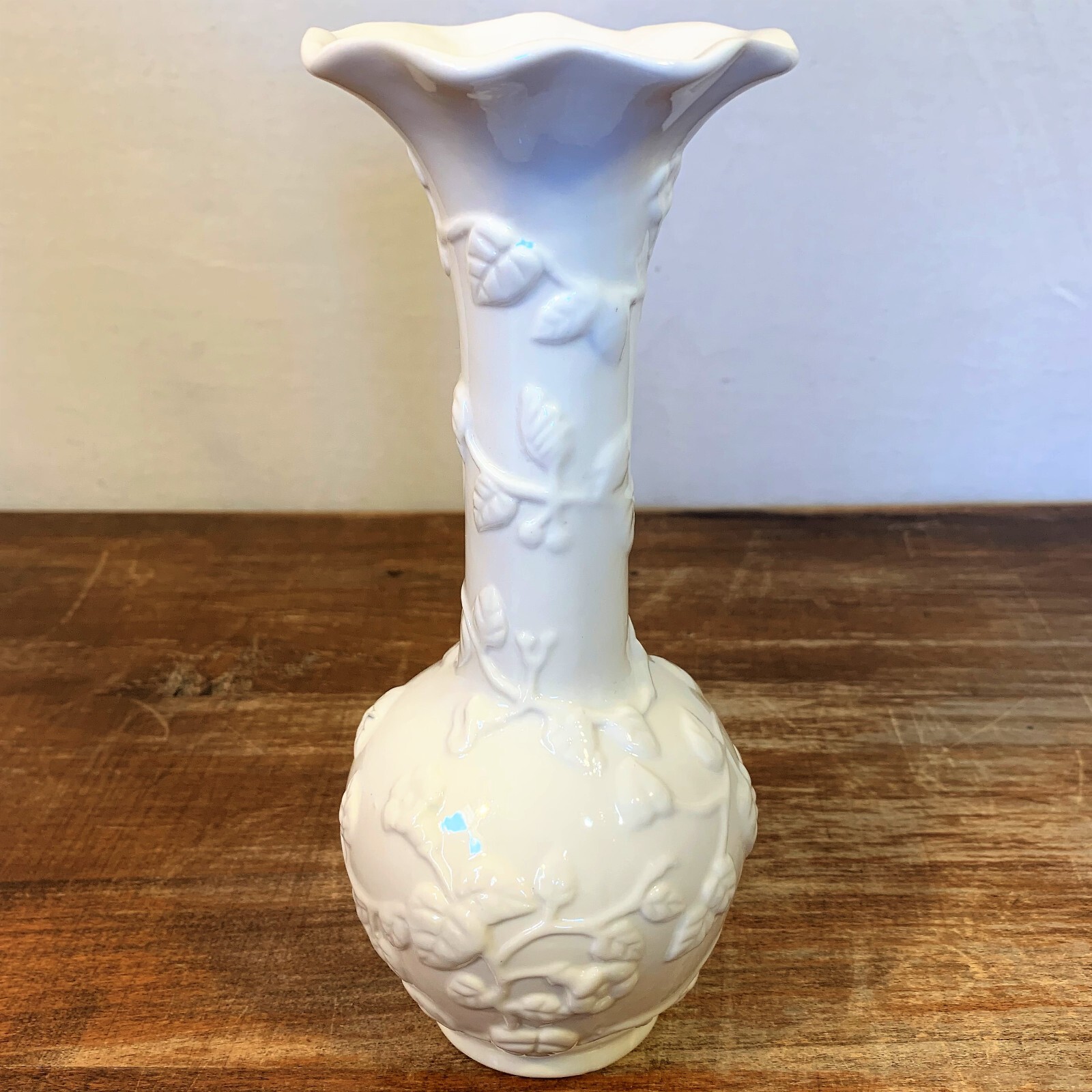 Raised Relief Embossed Ivy Vine White Ceramic 8″ Bud Vase Fluted Floral Flower