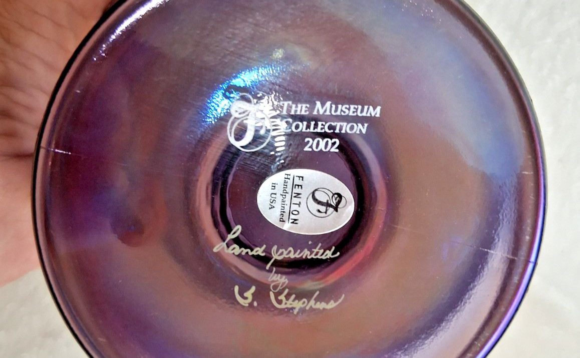 VTG. FENTON VIOLET IRIDIZED HP. 2002 MUSEUM COLLECTION COVERED PUFF BOX *MINT*