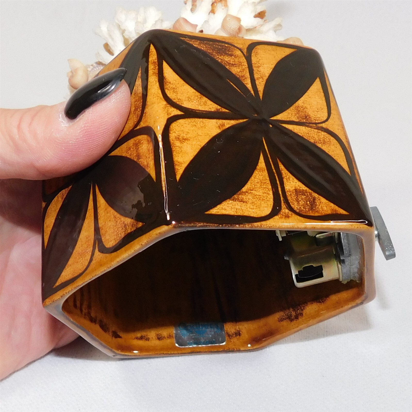 Vtg Godber’s Hawaii Seashell and Tapa Cloth Pattern HP Music Box Works