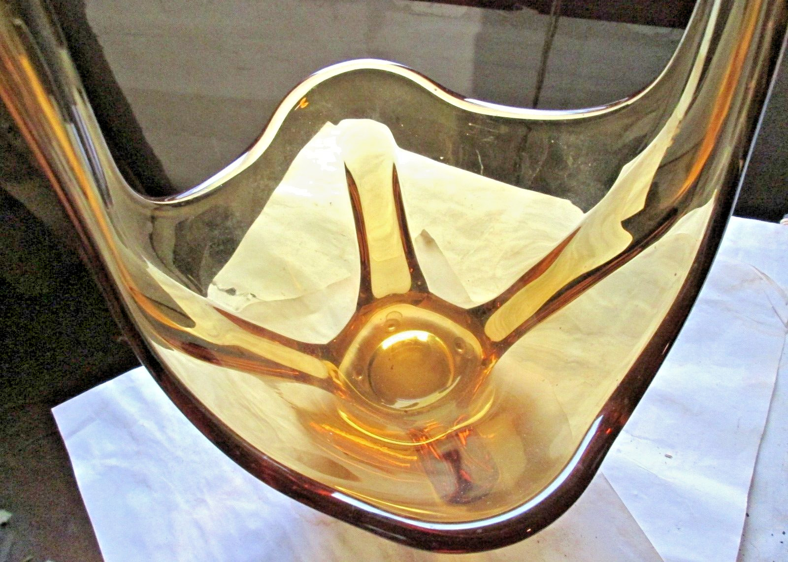 VINTAGE AMBER MURANO RAISED ARMS ART GLASS BASKET, 1 1/2″ X 7 3/8″, 55 Oz. USED