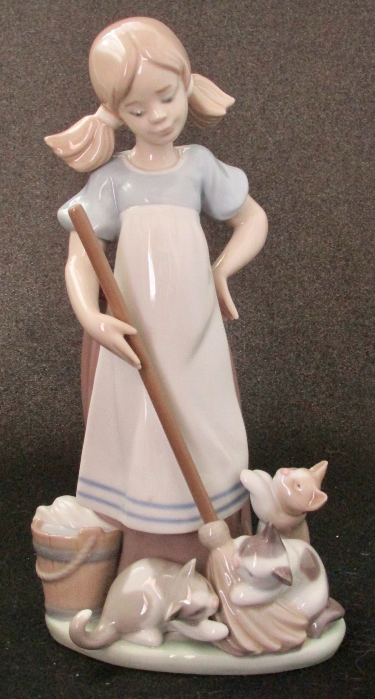 Lladro GIRL WITH PLAYFUL KITTENS figurine, 6 1/8” h., #5232