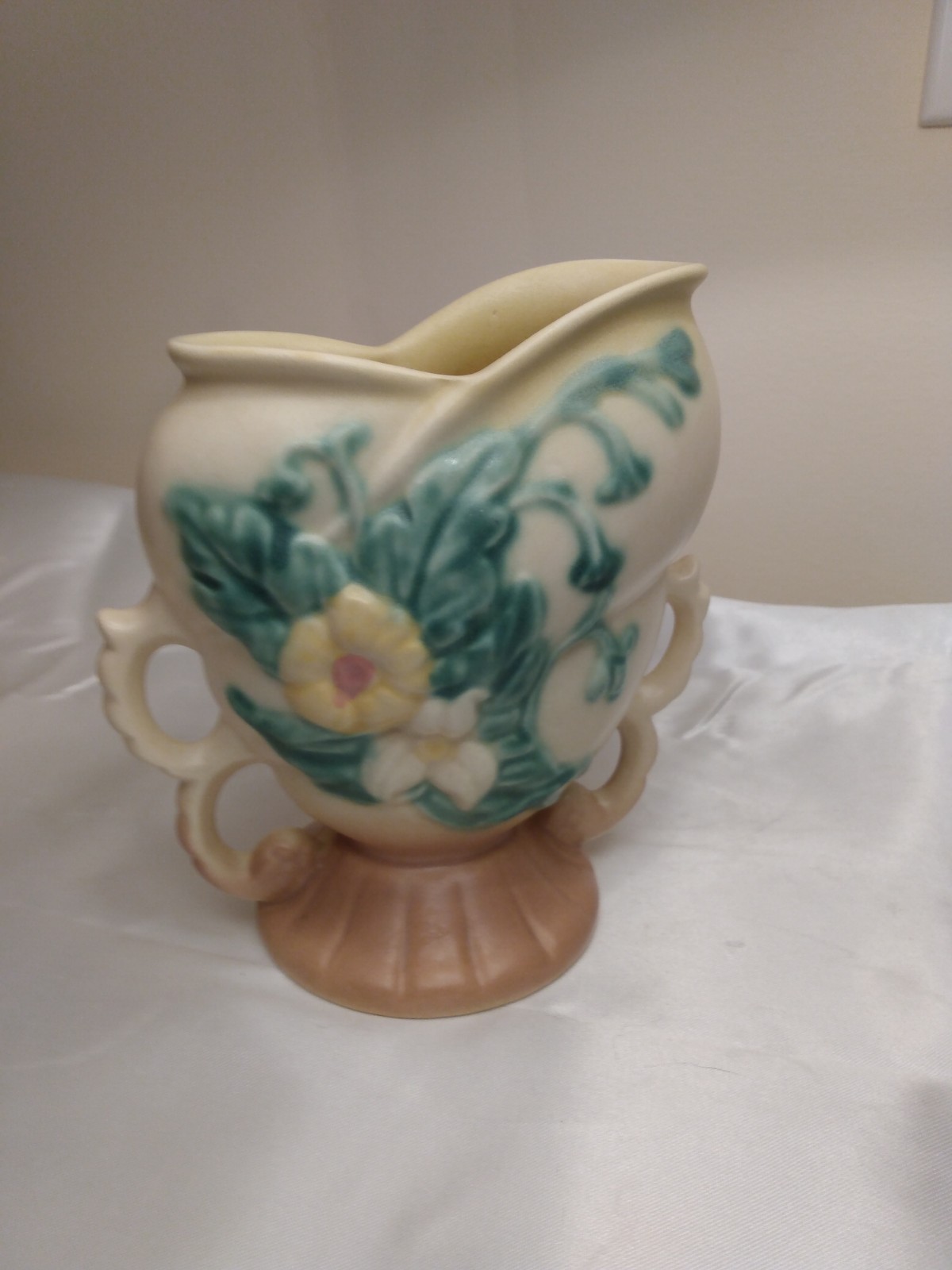 Vintage Hull Art Pottery Vase Wild Flowers W-4 6 1/4″ Floral Design Handles