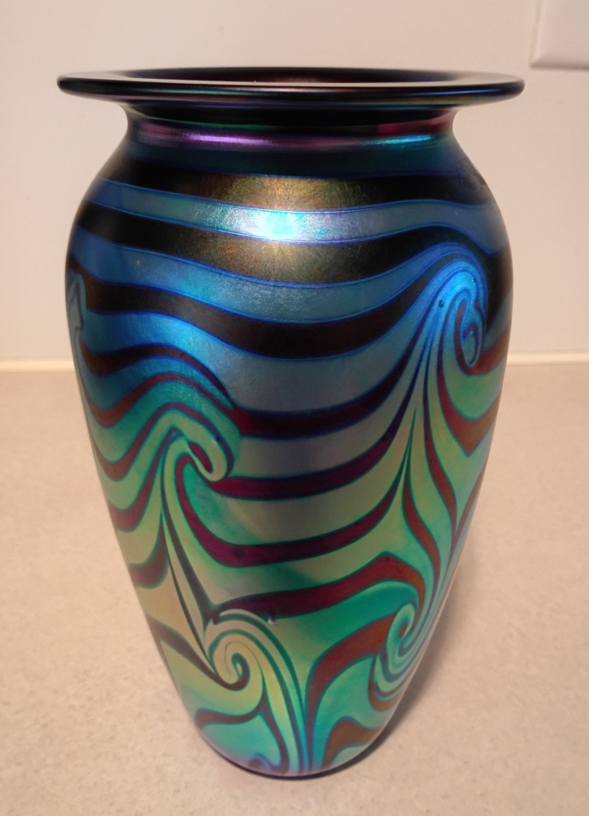 Stunning 2000 Signed Robert Eickholt 8.75″ Iridescent King Tut Art Glass Vase