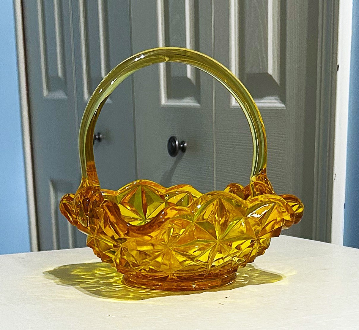 VINTAGE INDIANA GLASS MONTICELLO YELLOW MIST SQUARE BASKET WITH HANDLE..MUST SEE