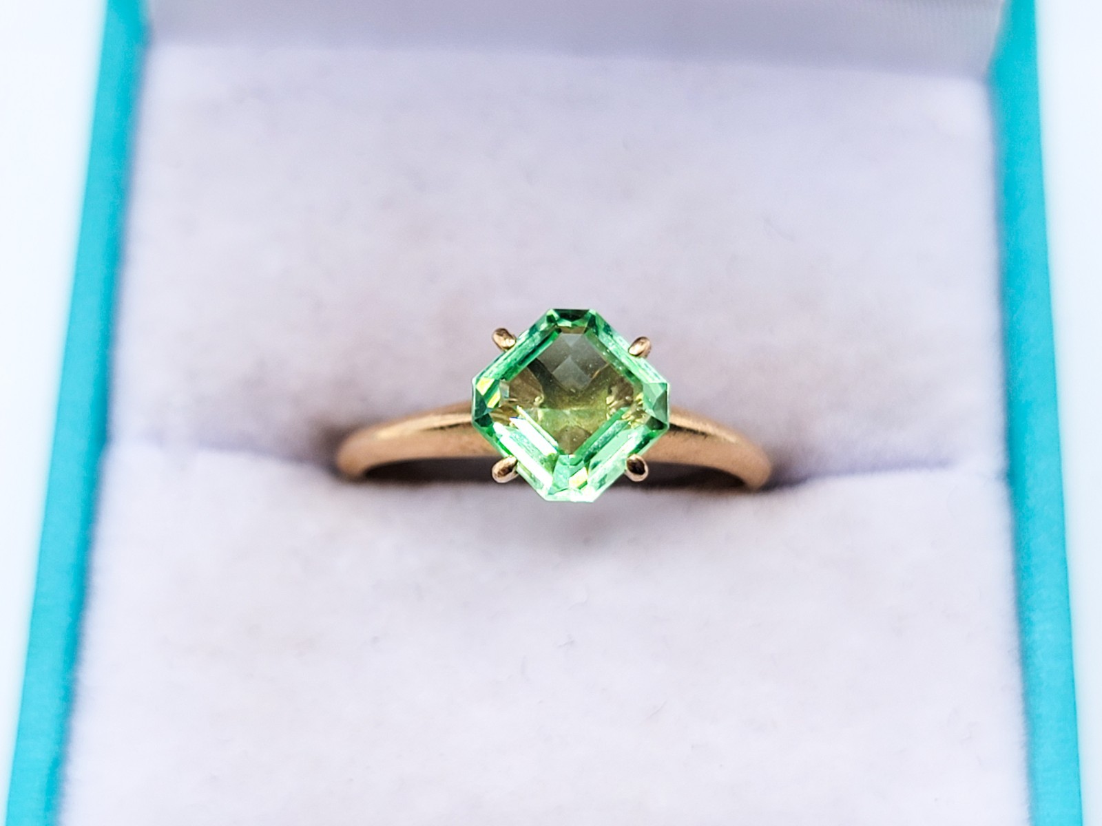 14k Gold Uranium Glass Ring Green Square Cut Solitaire Size 6.5