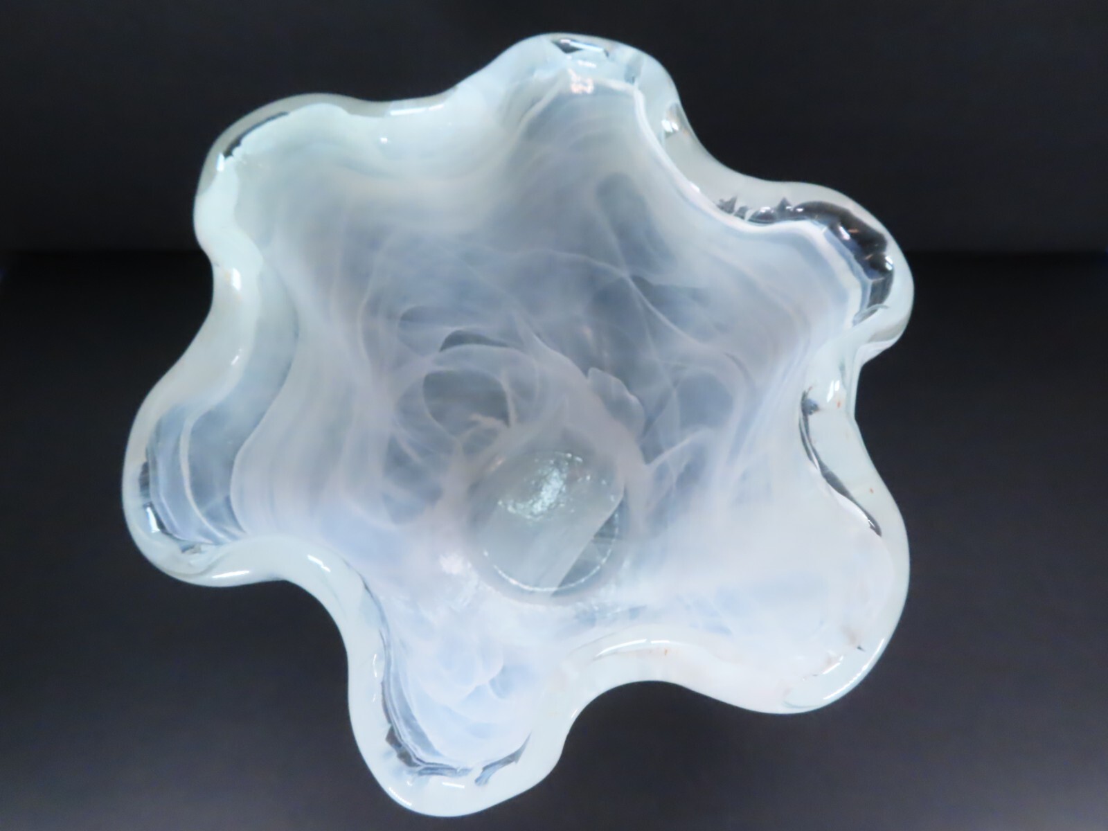 Vietri Onda White & Clear Hand Blown Art Glass 10.25″ Handkerchief Vase