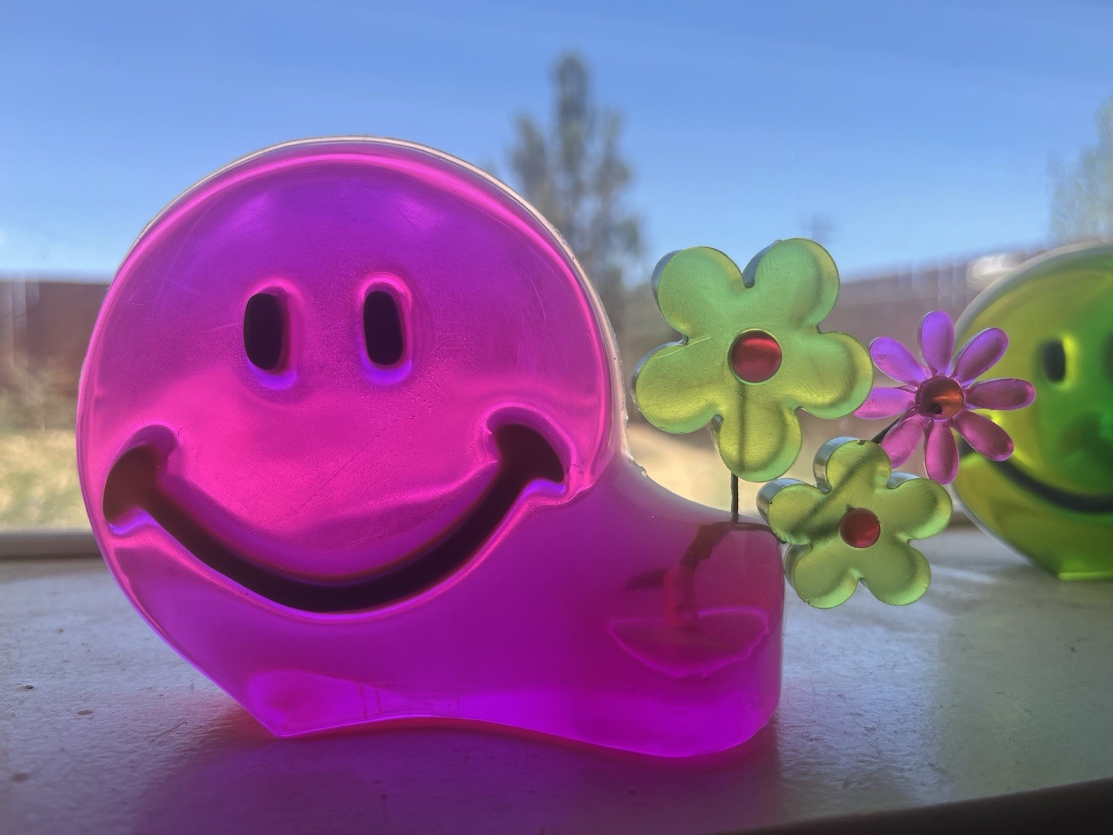 Pink RESIN Smiley Face Figurine w/ Flower Bouquet