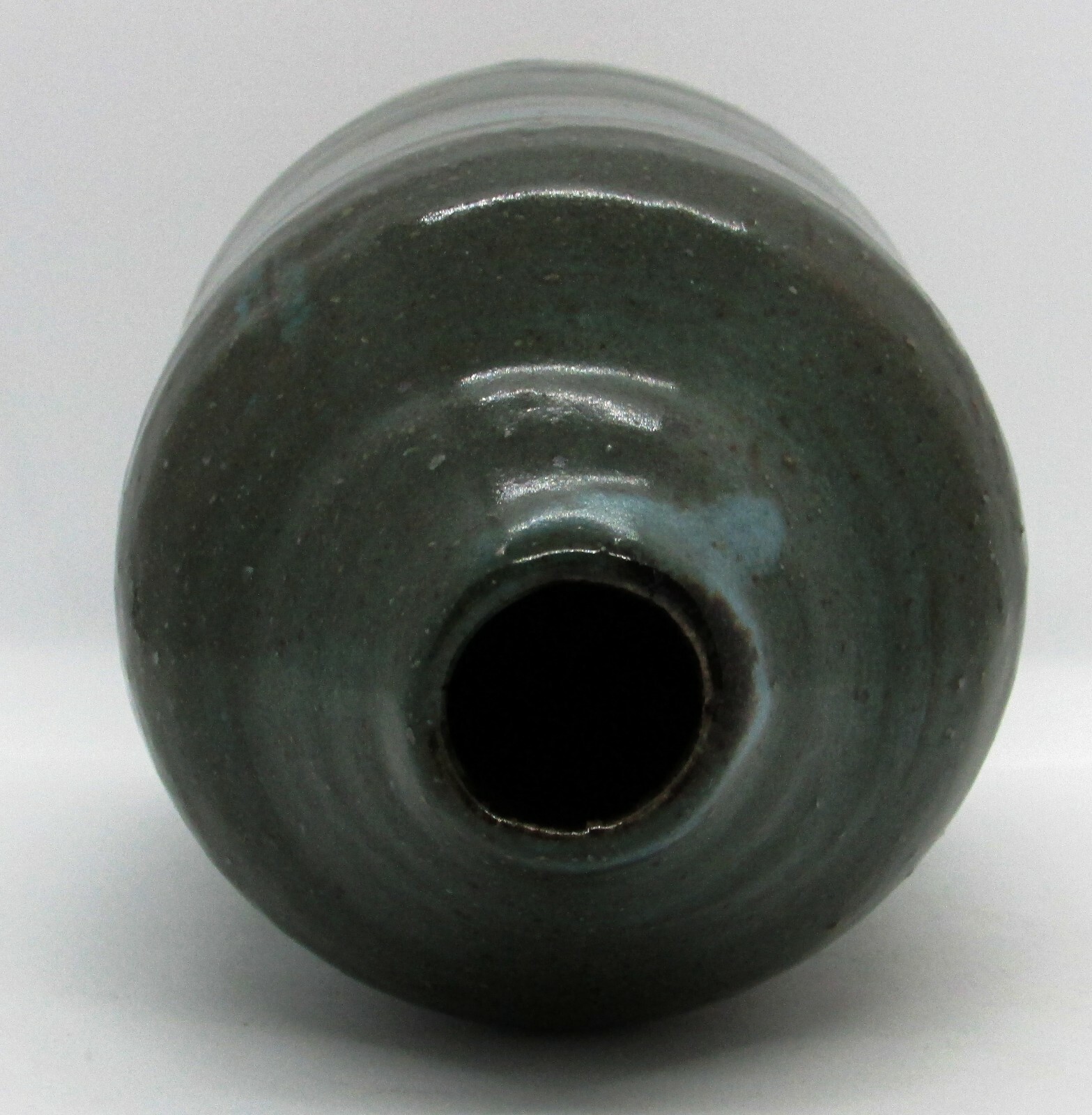Heavy Vessel w/ Inclining Straight Edge Walls Pointing Up to Mouth