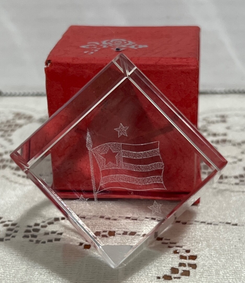 American Flag Patriotic 3D Laser Etch Glass Cube Hologram Paperweight