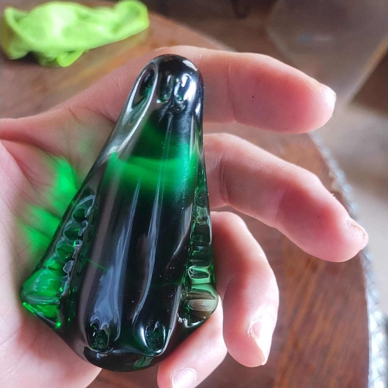 PAPERWEIGHT US Commemorative Fine Art Gallery Green Glass Figural Penguin