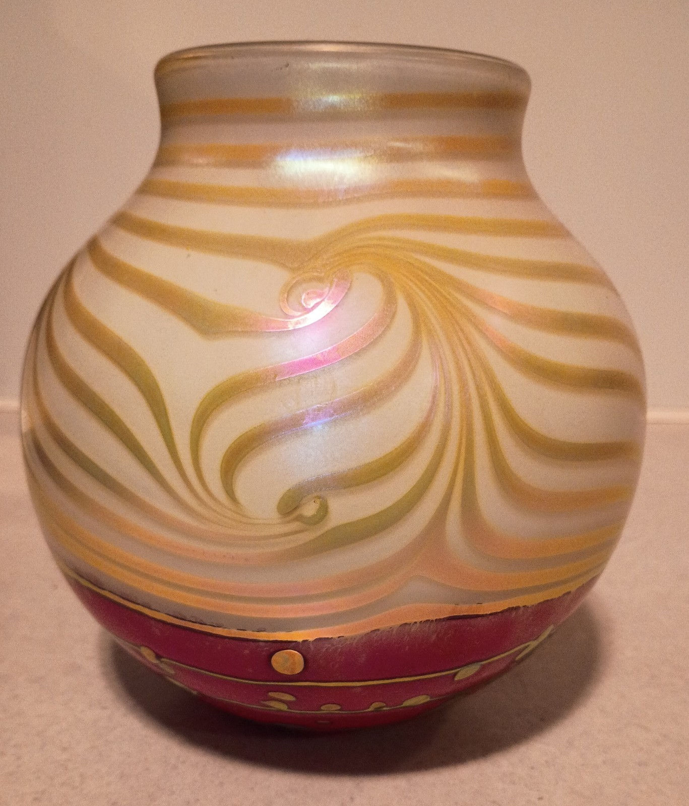 Stunning 2002 Signed Robert Eickholt 6.5″ Red & Gold Bulbous Art Glass Vase