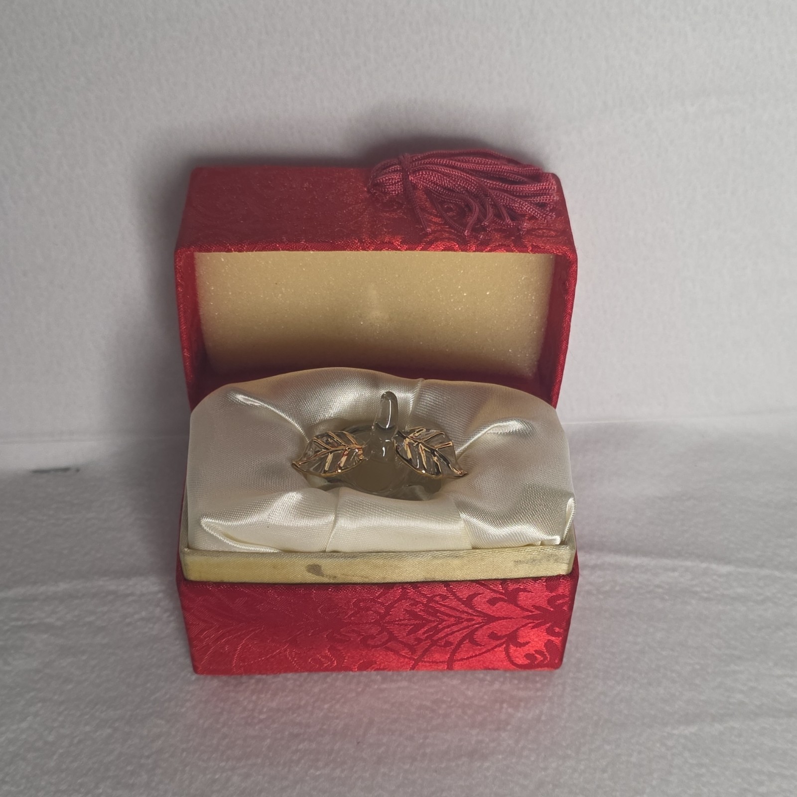 Vtg Messengers Small Art Glass Apple, Teacher Gift Idea, Red Fabric Gift Box