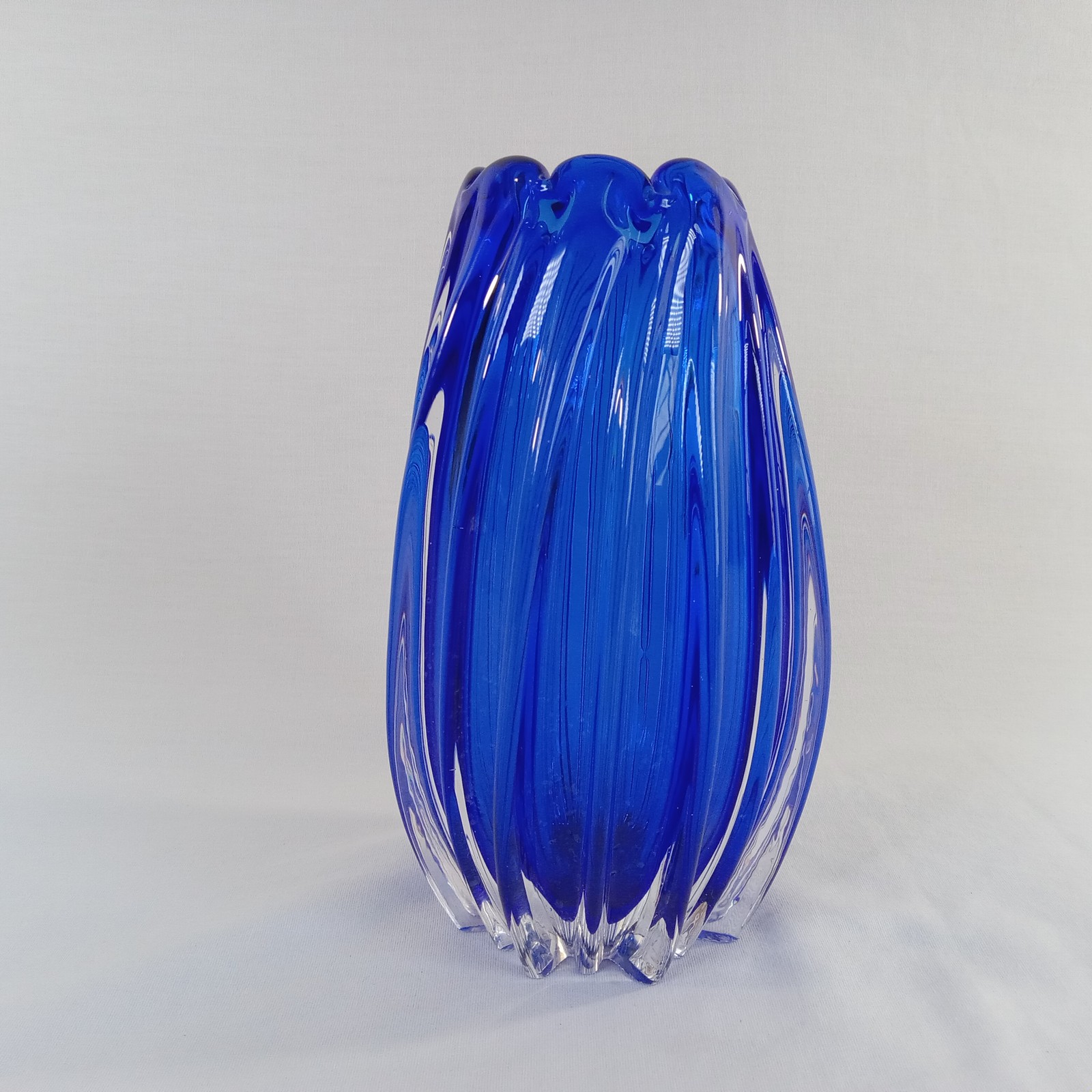 Stunning Cobalt Blue Art Glass Vase Heavy Ribbed Swirl Scalloped Rim 7.75″ Tall