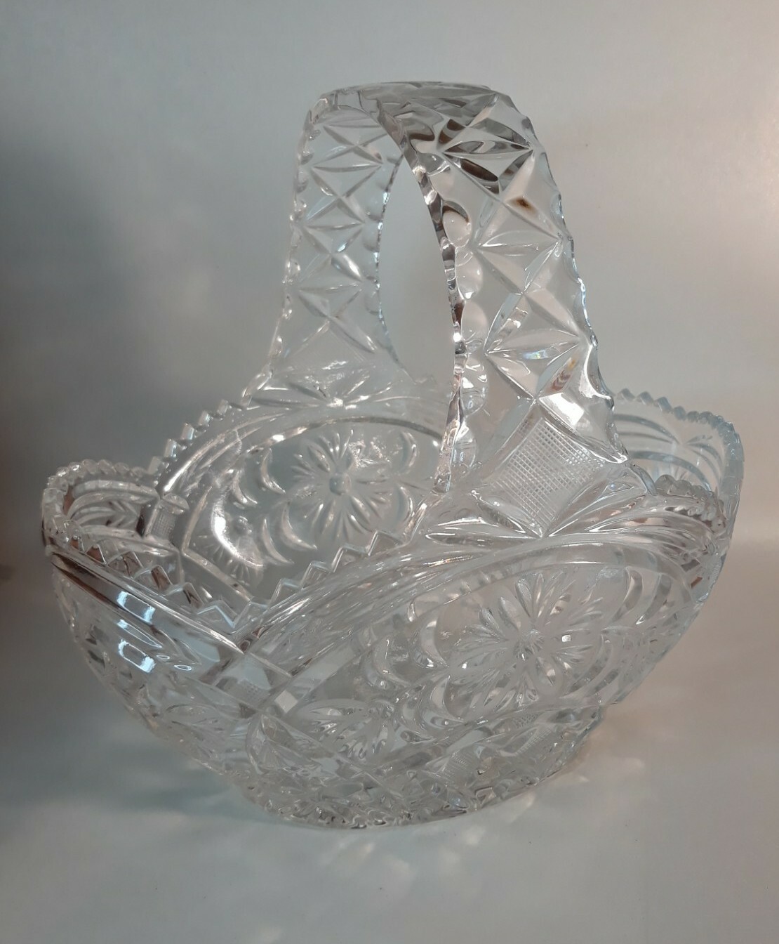 Large CLEAR Cut CRYSTAL BASKET IN DIAMOND/STARBURST PATTERN USED 💎 8″