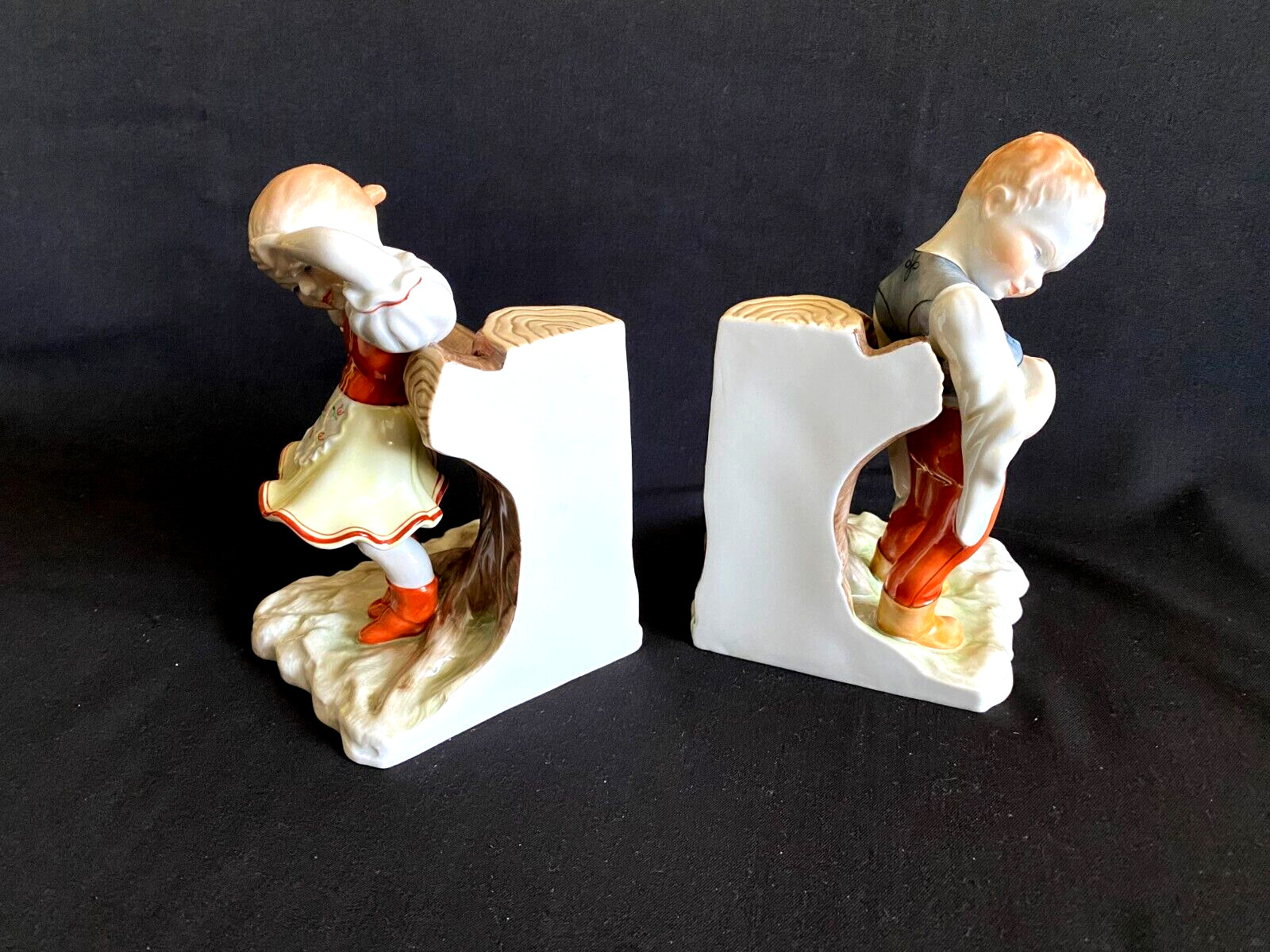 HEREND PORCELAIN HANDPAINTED PAIR OF LADY AND BOY BOOKEND FIGURINES