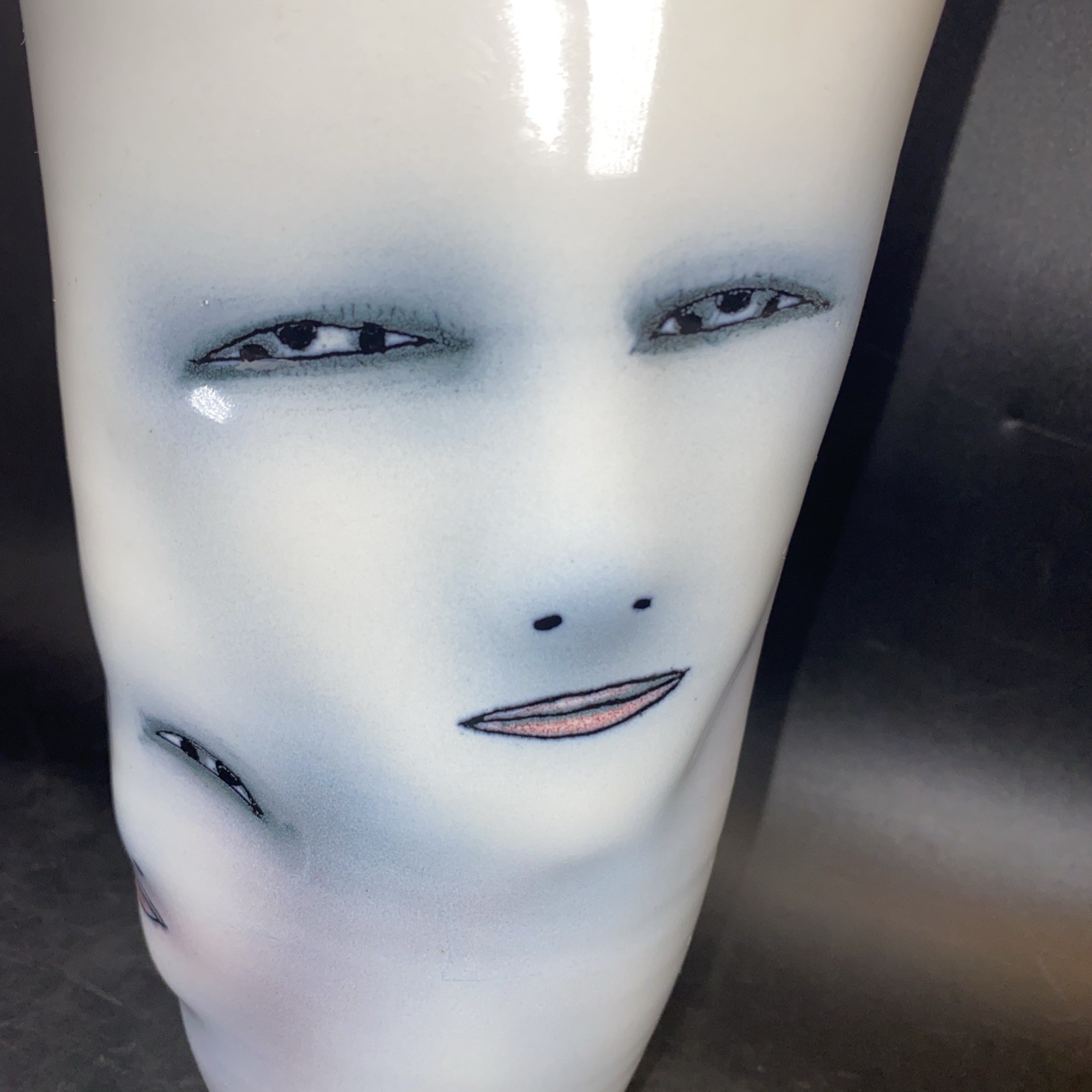 BEAUTIFUL 2002 BING GLEITSMAN PORCELAIN CALIFORNIA POSTMODERN TWO FACE VASE 10″