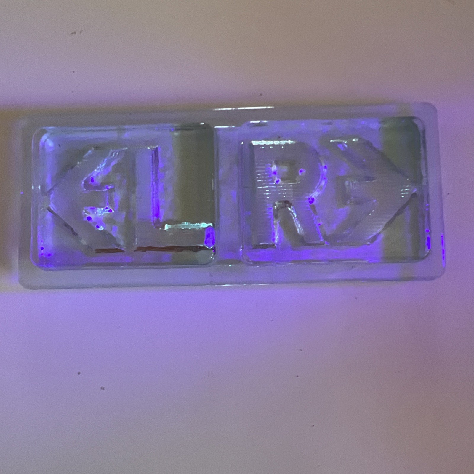 Selenium Glass L and R Arrow Sign
