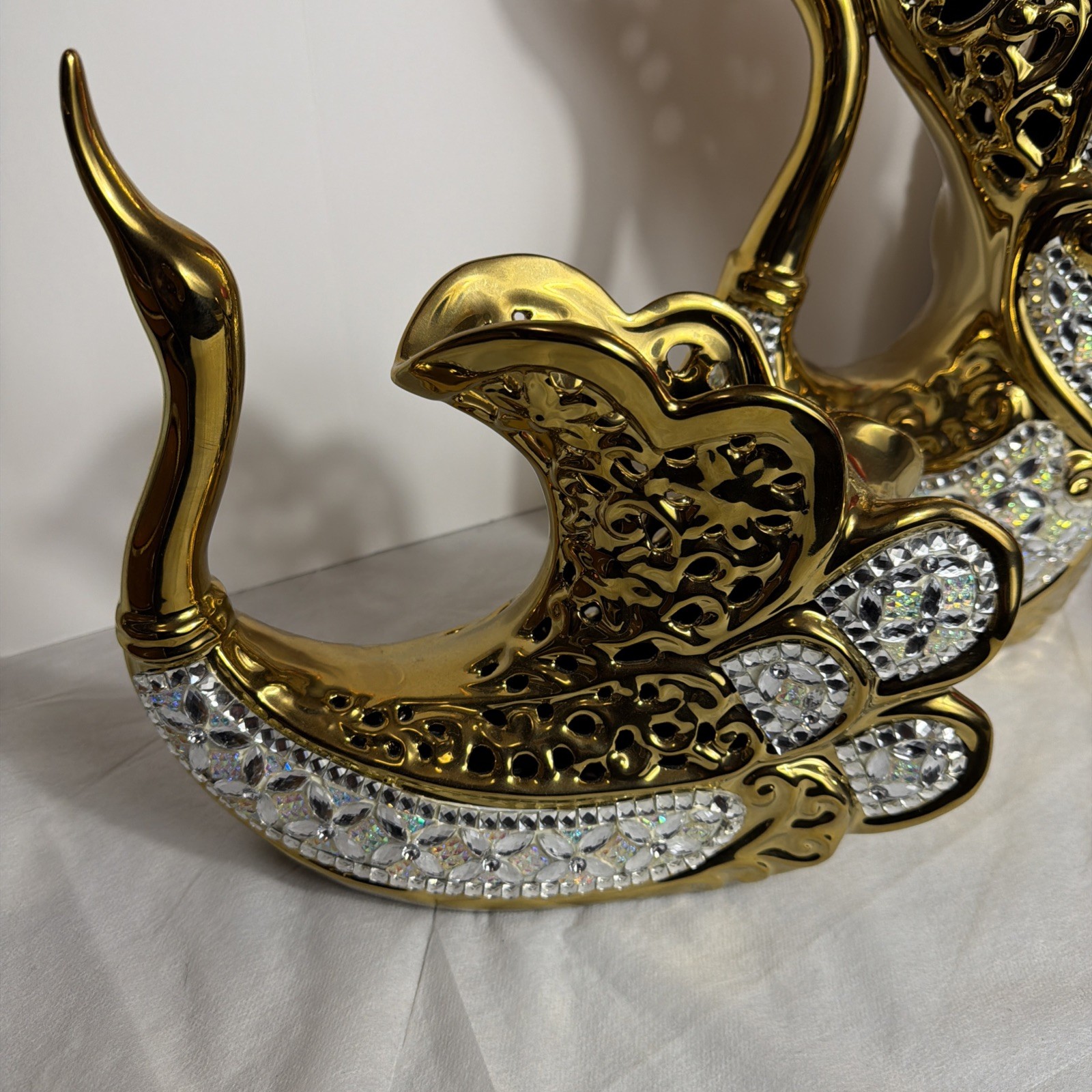 AFD 12001639 Pierced Porcelain Opalescent Swan Vase, Gold & White – Set of 2