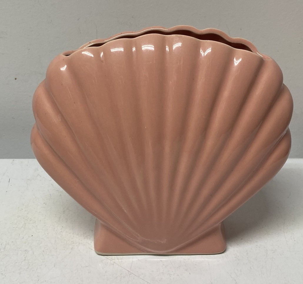 Vintage Art Pottery Ceramic Clamshell Fan Vase Coral Dusty Pink 6.5” X 7” EUC