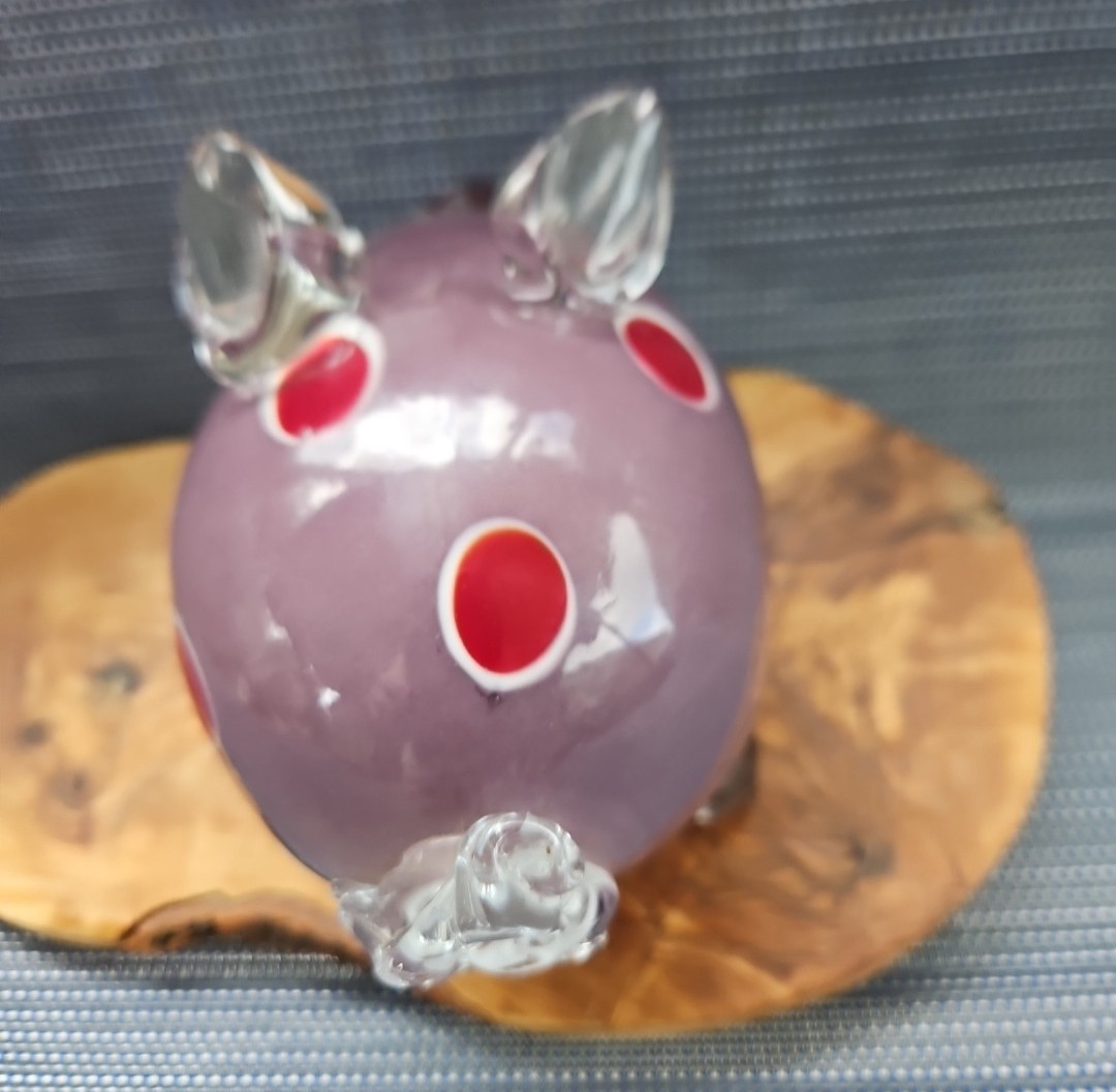 Whimsical Art Glass Pig – Purple Red Dots Pig Figurine 4″ H x 5″ W – EUC