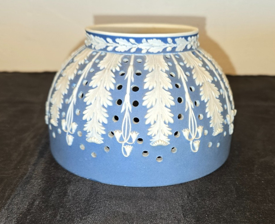 Wedgwood Jasperware Lamp Shade – Hightower Collection – Texas Exhibit 2012
